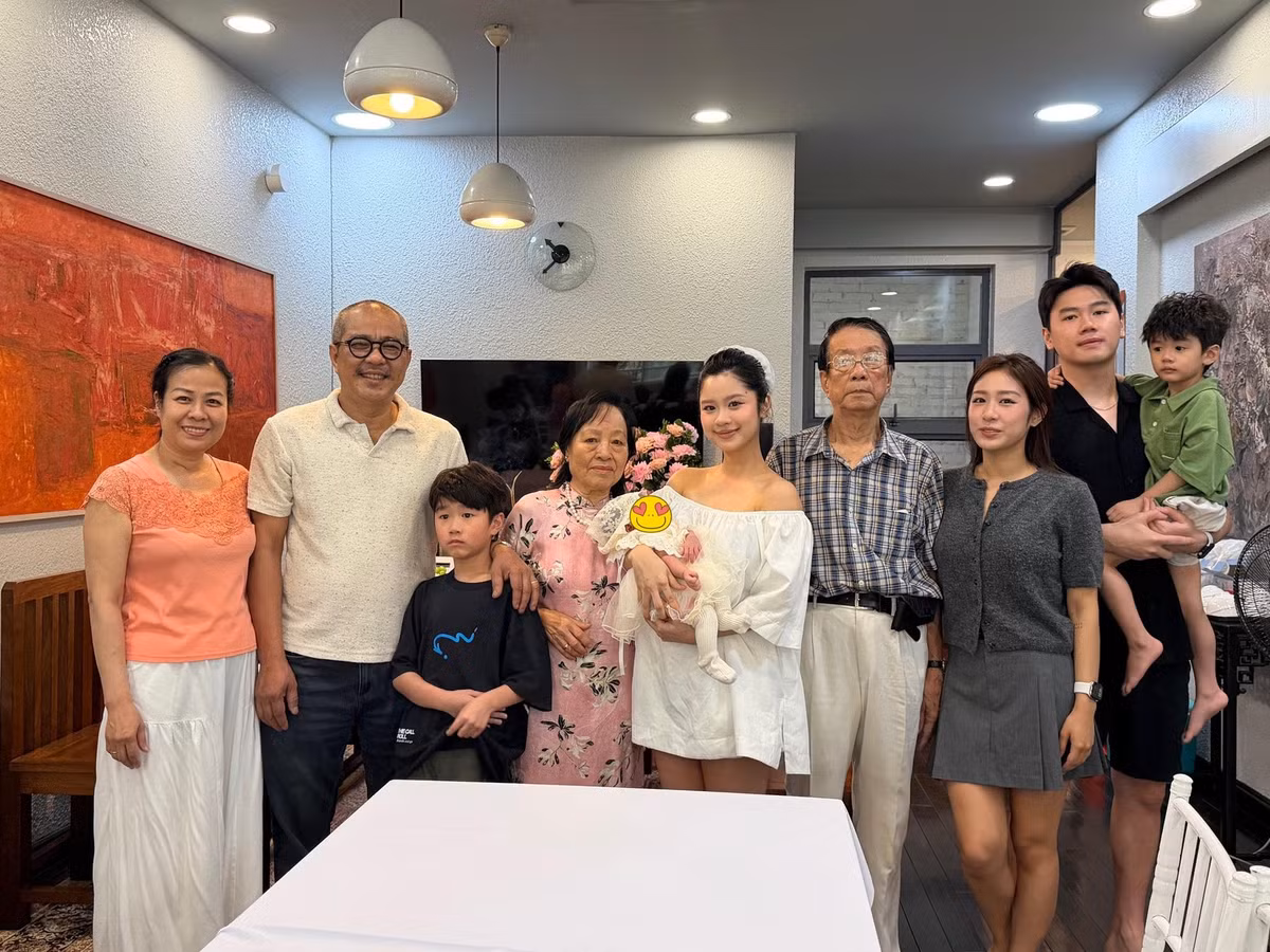 Trong hình ảnh được bố mẹ Huyme chia sẻ, bữa tiệc diễn ra ấm cúng với các thành viên trong gia đình. Bố mẹ Hàn Hằng cũng từ Thanh Hoá ra nhà thông gia trong dịp đặc biệt này.