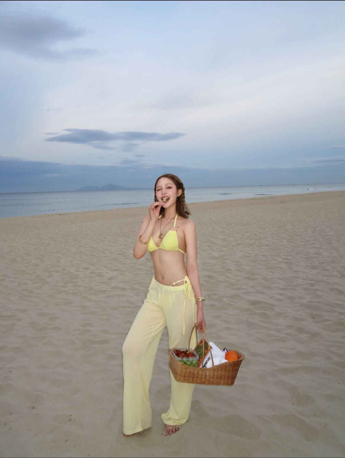 Xoài Non (tên thật là Phạm Thùy Trang, sinh năm 2002) là mỹ nhân nổi bật nhờ vẻ đẹp lai Tây, ngoại hình xinh xắn và chăm hoạt động trên mạng xã hội.