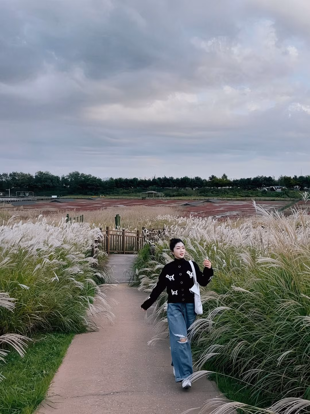 Nam Phương còn gây ấn tượng bởi hình ảnh đời thường giản dị, thường xuyên chia sẻ những khoảnh khắc du lịch, trải nghiệm các mùa trong năm tại nhiều quốc gia – điều vốn quen thuộc trong cuộc sống của một tiếp viên hàng không.