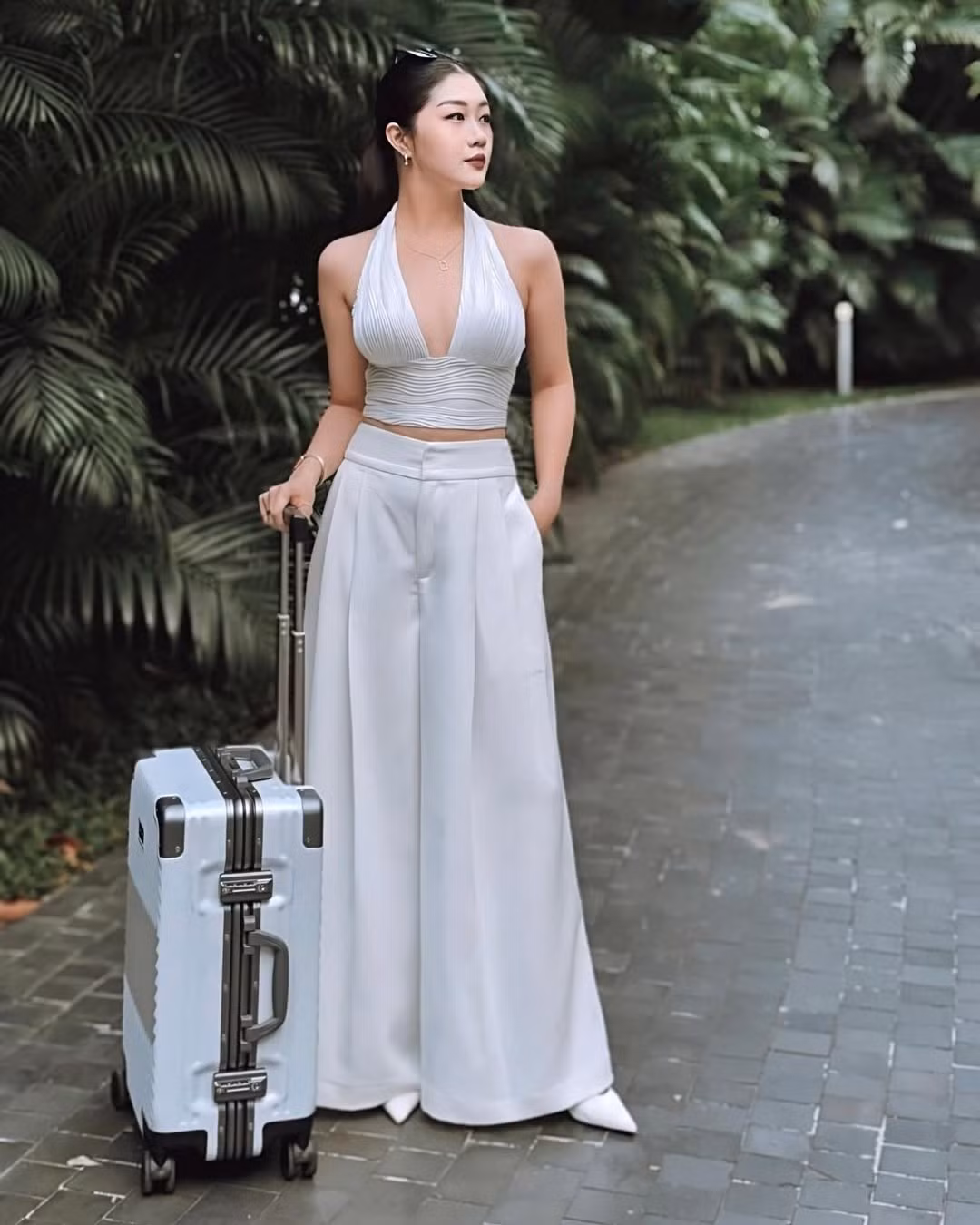 Bên cạnh hình ảnh nghiêm túc, giản dị trong công việc, Nam Phương ngoài đời là cô nàng nữ tính và gây ấn tượng với phong cách thời trang sang chảnh, quyến rũ.