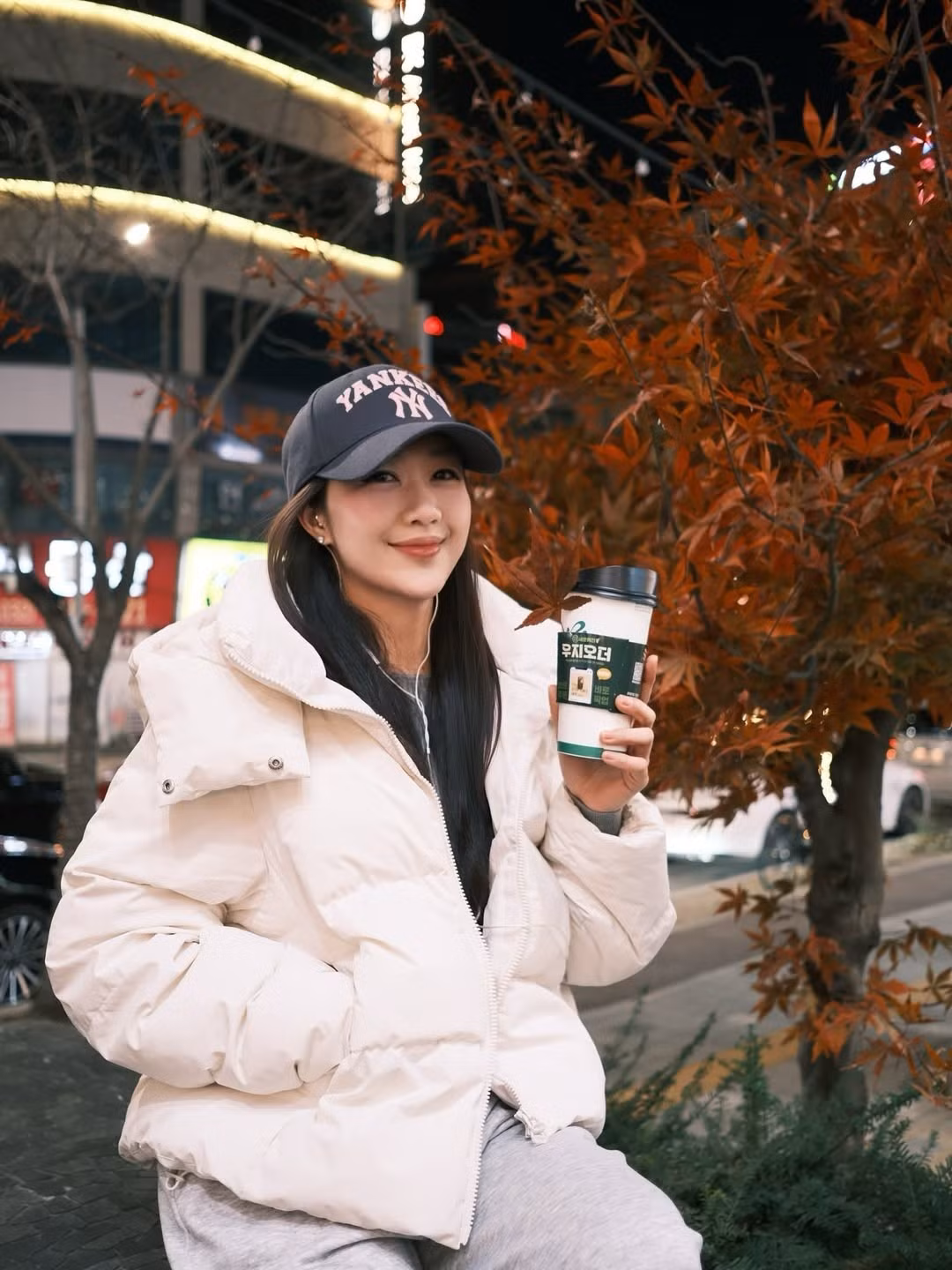 Làn da mịn màng, trắng hồng, đôi mắt sáng, hiền hòa, tạo cảm giác thân thiện đặc trưng của các tiếp viên hàng không.