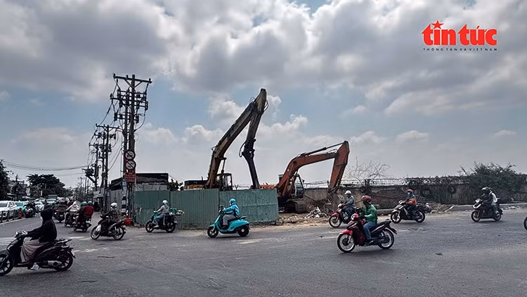 Máy móc được tập kết về khu vực để chuẩn bị thi công ga ngầm S10.