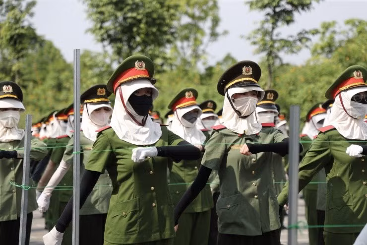 Từng động tác tay, chân của các nữ quân nhân đều được điều chỉnh cho chuẩn từng centimet.