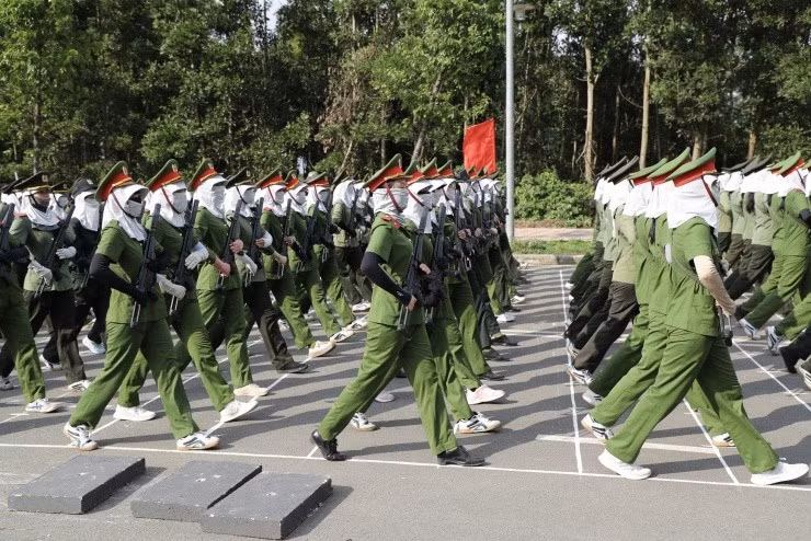 Nữ dân quân hăng say luyện tập hai buổi mỗi ngày.