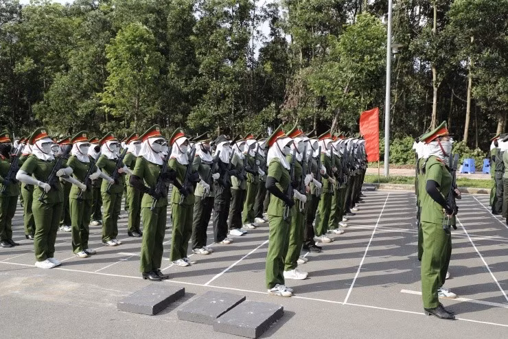 Từng động tác di chuyển của nữ dân quân luôn được sĩ quan hướng dẫn cặn kẽ.