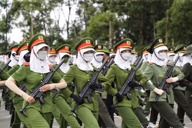 Các nữ dân quân bắt đầu luyện tập di chuyển với súng.