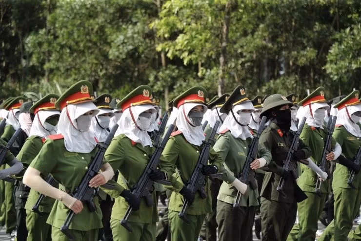 Tiếng bước chân đều tắp vang vọng giữa không gian rộng lớn, từng đội hình ngay hàng thẳng lối, gương mặt rắn rỏi, ánh mắt kiên cường – tất cả tạo nên một bức tranh sinh động, thể hiện khí chất và tinh thần trách nhiệm của các nữ quân nhân trẻ của học viên Công an Nhân dân.