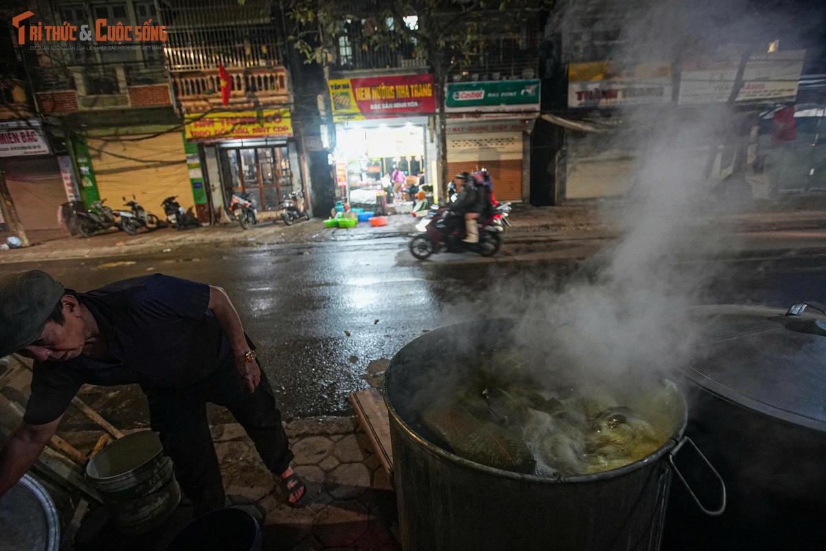 Nhiều gia đình còn quyết định gói số lượng bánh lớn gửi tặng người thân, bạn bè xa quê, hoặc dành một phần trao tặng những hộ nghèo, người neo đơn trong khu vực. Việc chia sẻ bánh chưng – một món quà vừa mang giá trị ẩm thực vừa chở đầy ý nghĩa tinh thần – trở thành nét đẹp đáng quý của mùa Tết Hà Nội.