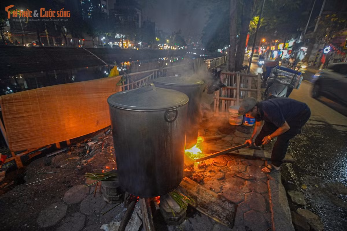 Không chỉ có người lớn, trẻ em cũng tích cực tham gia bằng những việc nhỏ như đưa củi, xếp lá, giúp việc. Với nhiều em nhỏ, đây là cơ hội đặc biệt để học hỏi về phong tục cổ truyền, từ cách chọn lá, vo gạo, luộc đậu đến việc giữ lửa đều để bánh không bị khét. Khoảnh khắc cả nhà thức cùng nhau dường như kéo gần khoảng cách thế hệ, giúp các em hiểu hơn ý nghĩa sâu sắc của Tết – không chỉ là ngày lễ mà còn là di sản văn hóa cần giữ gìn và truyền nối.