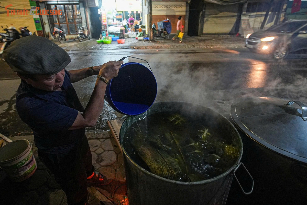 Không chỉ riêng từng gia đình, nhiều khu dân cư ở Hà Nội còn tổ chức việc gói bánh chưng theo phong trào tập thể. Hàng trăm hộ dân tại khu 8, phường Khương Đình cùng “góp gạo, thổi cơm chung” – cùng quây bếp lớn, nhóm lửa đỏ trong nhiều giờ liền, vừa nấu bánh, vừa chia sẻ niềm vui Tết với nhau. Đây không chỉ là hành động giữ gìn phong tục mà còn là hoạt động gắn kết cộng đồng, thể hiện tình làng nghĩa xóm ngày Tết.