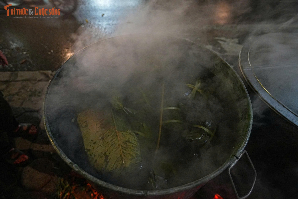 Trong bối cảnh nhịp sống hiện đại ngày càng nhanh, việc gói bánh chưng thủ công có thể xem là một cách đối trọng với xu hướng “mua sẵn, dùng nhanh”. Nhiều bạn trẻ bày tỏ rằng, qua việc tham gia vào từng công đoạn, họ cảm nhận sâu sắc hơn giá trị của Tết, gắn liền với tinh thần tôn vinh gia đình và cội nguồn.