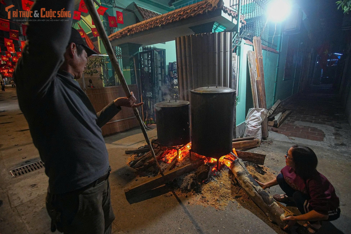 Đối với nhiều gia đình ở Hà Nội, nồi bánh chưng đỏ lửa là biểu tượng cho sự đoàn tụ và khởi đầu mới. Chị Tuyền, một người dân sống trong con ngõ nhỏ trên đường Vũ Tông Phan, cho biết đây là truyền thống hơn chục năm của đại gia đình. “Mỗi năm vào dịp Tết, anh chị em ba thế hệ lại tụ họp, cùng nhau gói, nấu và canh nồi bánh chưng. Với chúng tôi, đó là niềm vui, là cách gia đình giữ lấy hơi ấm của ngày Tết.” – chị Tuyền chia sẻ.