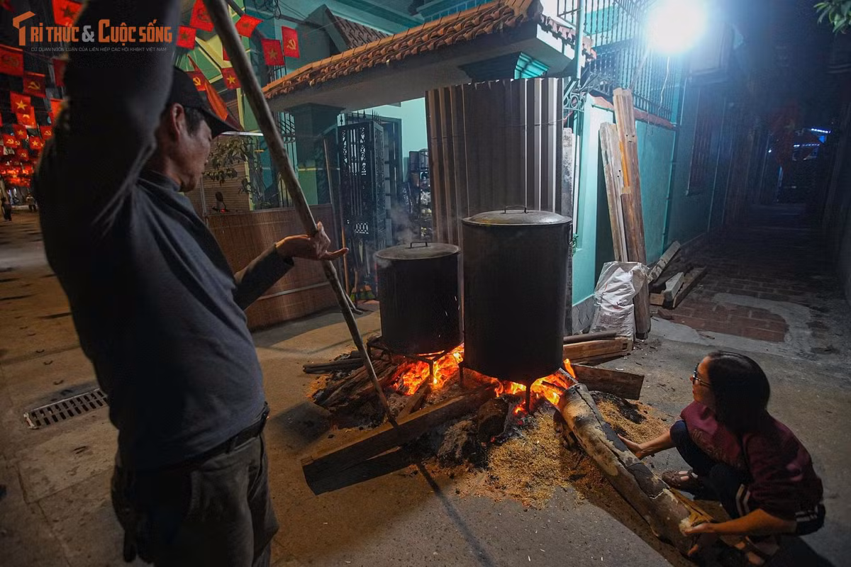 Đối với nhiều gia đình ở Hà Nội, nồi bánh chưng đỏ lửa là biểu tượng cho sự đoàn tụ và khởi đầu mới. Chị Tuyền, một người dân sống trong con ngõ nhỏ trên đường Vũ Tông Phan, cho biết đây là truyền thống hơn chục năm của đại gia đình. “Mỗi năm vào dịp Tết, anh chị em ba thế hệ lại tụ họp, cùng nhau gói, nấu và canh nồi bánh chưng. Với chúng tôi, đó là niềm vui, là cách gia đình giữ lấy hơi ấm của ngày Tết.” – chị Tuyền chia sẻ.