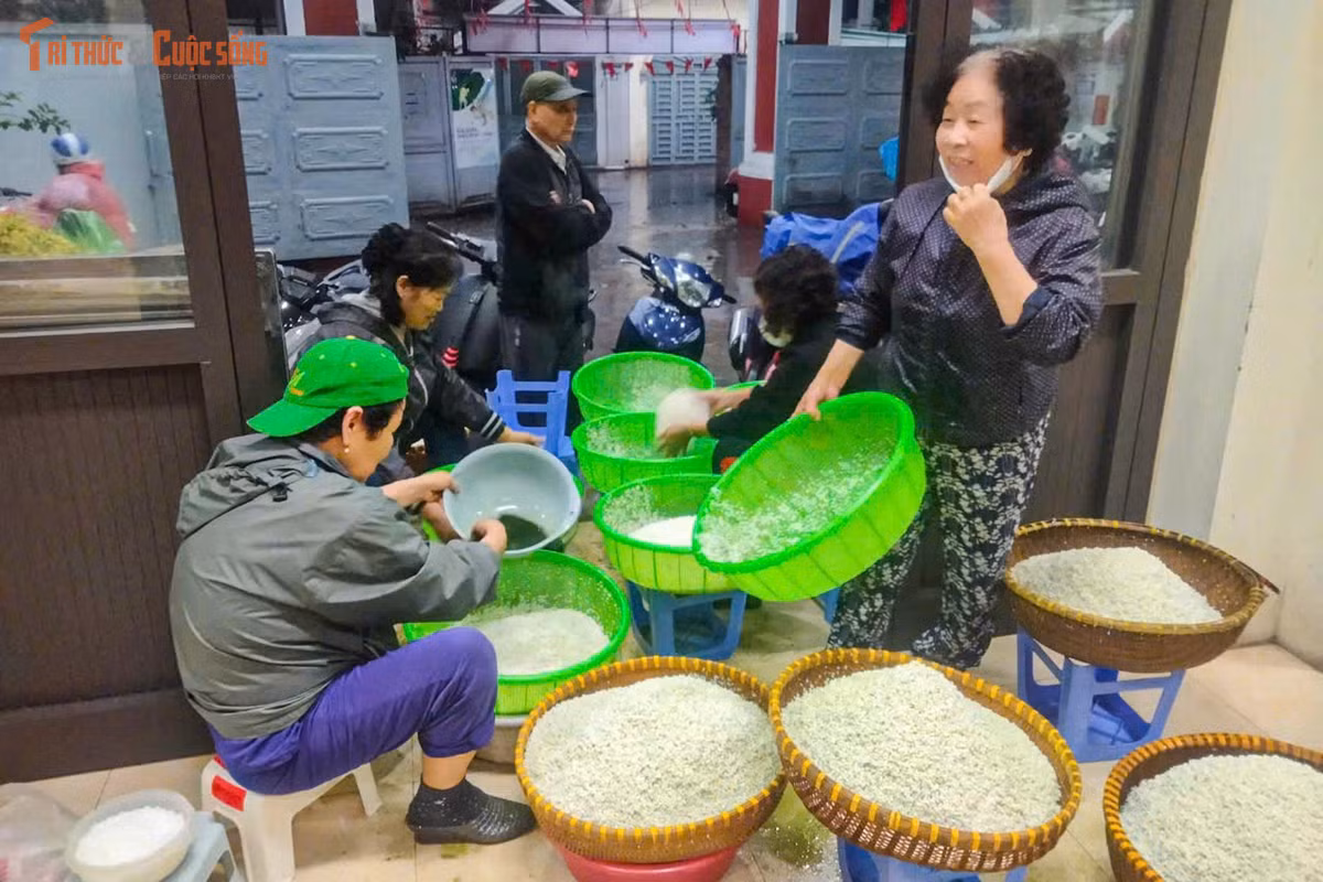 Từng bó củi nghi ngút dưới ánh lửa đỏ, tiếng cười nói râm ran của các thế hệ quây quần bên nồi bánh chưng là khung cảnh thường thấy ở nhiều gia đình Hà Nội những ngày cuối năm. Khi hầu hết thành phố đang vội vã hoàn tất công việc cuối cùng trước Tết, nhiều gia đình khác lại tất bật với việc chuẩn bị Tết ngay tại gia: chọn lá dong tươi, vo gạo nếp, đồ đậu xanh, ướp thịt… rồi bắt tay vào gói và nhóm lửa nấu bánh chưng – món bánh truyền thống không thể thiếu trên mâm cỗ ngày đầu năm.