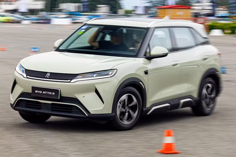 Cần lưu ý rằng vào tháng 2 năm nay, BYD từng công bố chiến lược “Lái xe thông minh toàn quốc” nhằm tích hợp hệ thống “God’s Eye” cho toàn bộ các dòng xe của hãng, kể cả sản phẩm giá rẻ như Seagull. Tuy nhiên, phiên bản mới của BYD Atto 2 dường như không nằm trong định hướng này.