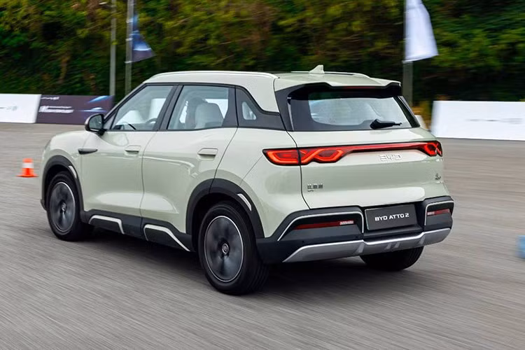 Phiên bản Pilot Edition của mẫu xe điện Trung Quốc này vẫn giữ nguyên thiết kế và kích thước. Theo đó, xe sở hữu kích thước dài x rộng x cao lần lượt 4.310 x 1.830 x 1.675 mm và chiều dài cơ sở 2.620 mm. Xe có thêm hai màu sơn mới là be và tím. 3 màu sơn cũ, gồm trắng, xám và xanh lá cũng được áp dụng cho xe.