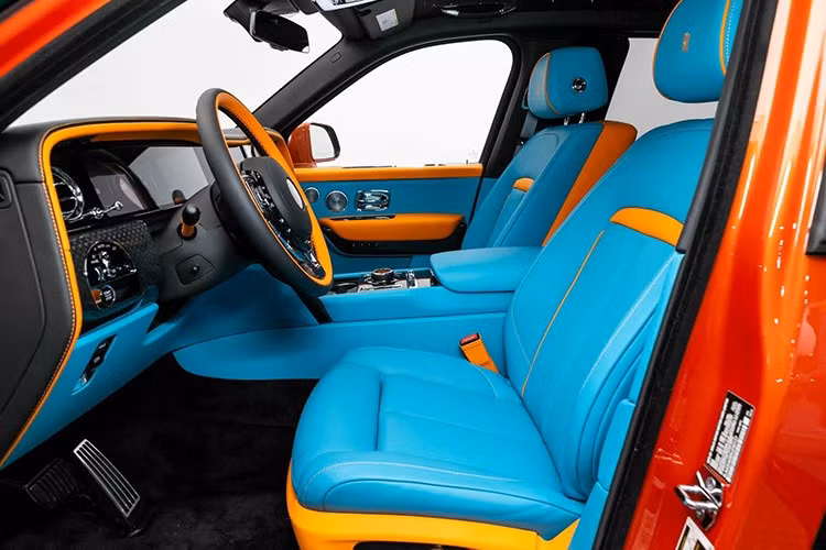 Dù có cách phối màu khá xấu nhưng đại lý dường như đã rao bán chiếc xe Rolls-Royce Cullinan Series II với mức giá khổng lồ 638.600 USD (tương đương khoảng 16,7 tỷ đồng),