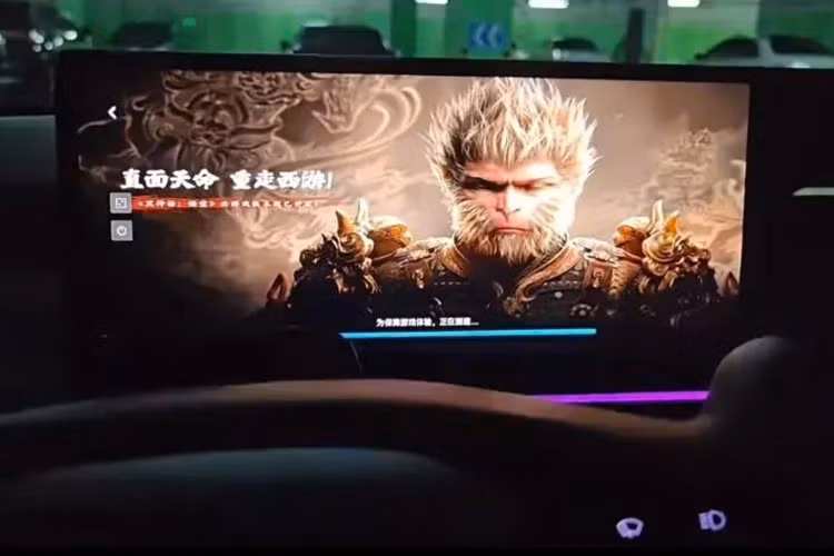 Phạm vi hoạt động theo tiêu chuẩn CLTC đạt 501 km, với ba tuỳ chọn pin: 65,28 kWh (cầu sau), 72,96 kWh (AWD), và 78,72 kWh (bản drone). Khoang nội thất được trang bị màn hình trung tâm cảm ứng 15,6 inch (hoặc 12,8 inch tùy phiên bản).