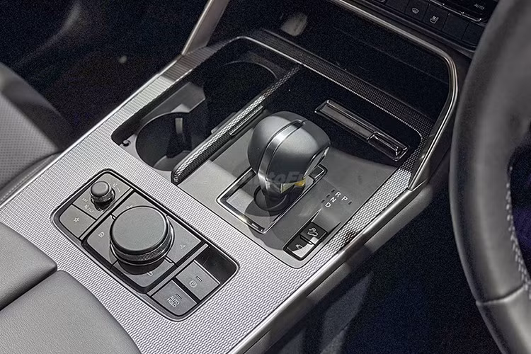 Ghế ngồi trên xe được bọc da màu đen, đục lỗ thông hơi và thêu chỉ màu vàng đồng. Xe có ghế trước chỉnh điện, ghế lái có nhớ vị trí nhưng không còn tính năng làm mát như bản cao cấp. Hàng ghế sau trang bị cửa gió riêng, cổng sạc USB, tựa tay trung tâm và có thể ngả hai nấc, đây là cải tiến đáng giá so với CX-5.