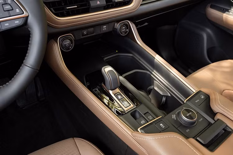 Điểm nhấn của Grand Highlander là hàng ghế thứ ba với 8.509 mm khoảng để chân và khoảng trống đầu rộng rãi mang đến không gian ấn tượng. Khi gập phẳng hàng ghế sau, xe có dung tích khoang hành lý 2,760 L. Dù dựng 3 hàng ghế, không gian cốp vẫn đủ sức chứa 7 vali xách tay.