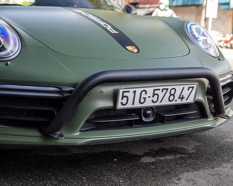 Nhưng tất cả đều có lý do, trong 1 thời gian lúc mới mua về chiếc xe thể thao Porsche 911 Turbo S 991 được di chuyển liên tục từ TP.HCM về Tây Nguyên không phải bằng xe cứu hộ, mà tài xế của Trung Nguyên phải chạy, còn "Qua" Vũ cầm lái xe này chỉ đếm trên đầu ngón tay, nhiều khi chưa tới 30 km.