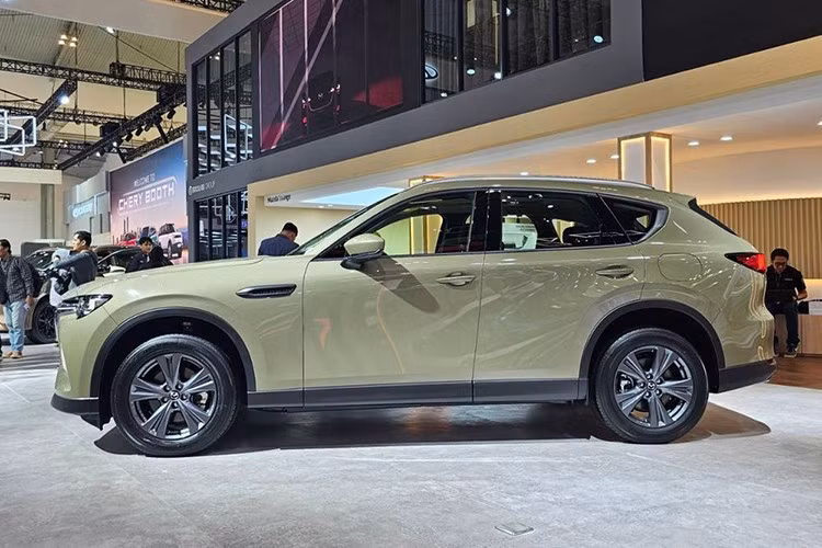 Về ngoại hình, CX-60 sở hữu kích thước tổng thể 4.740 x 1.890 x 1.683 mm, trục cơ sở 2.870 mm. Kích thước này lớn hơn đáng kể so với CX-5, mở ra không gian rộng rãi hơn cho cả khoang hành khách và hành lý.