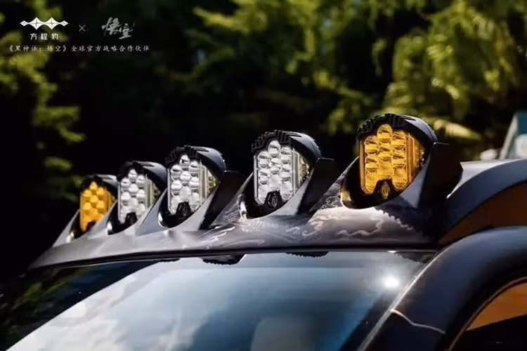 Bên cạnh đó, xe còn được trang bị mâm hai tông màu đen – vàng, hộp chứa đồ phía sau in logo Fangchengbao và dòng chữ “Wukong” màu vàng, cùng cánh gió cố định gắn trên kính sau. Thiết kế tổng thể vẫn giữ nguyên phong cách khỏe khoắn đặc trưng của dòng Fangchengbao, nay kết hợp thêm các yếu tố hình ảnh từ trò chơi.