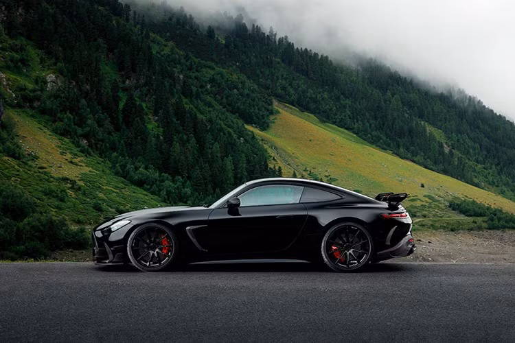 Ngoài ra, Brabus cũng trang bị bộ tăng áp mới và hệ thống xả hiệu suất cao bằng thép không gỉ tích hợp van điều chỉnh âm thanh. Hệ thống quản lý động cơ được hiệu chỉnh lại, cho phép khối động cơ đốt trong sản sinh công suất 785mã lực tại 5.900 vòng/phút và mô-men xoắn cực đại 1.250 Nm tại 2.900 vòng/phút.