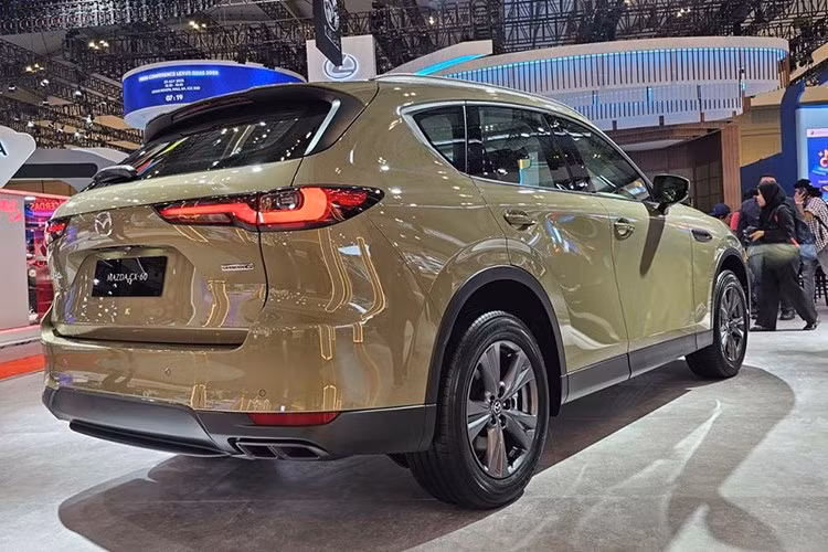 Mazda vẫn duy trì gói an toàn i-Activsense cho CX-60 Sport. Xe sở hữu 7 túi khí, camera 360 độ với chế độ quan sát “xuyên gầm”, cảm biến trước/sau và các công nghệ hỗ trợ người lái như kiểm soát hành trình thích ứng, hỗ trợ giữ làn đường, phanh khẩn cấp tự động phía trước và sau.