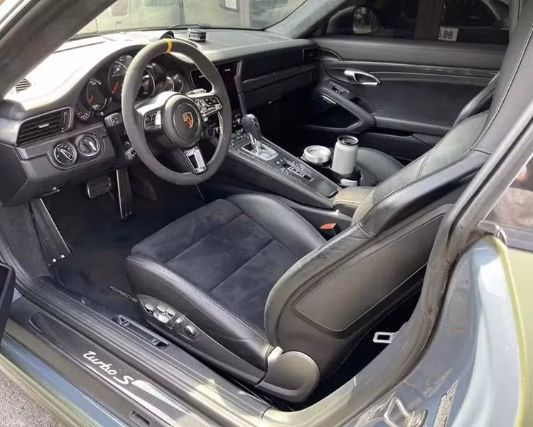 Xe có thể nâng hạ gầm trong biên độ 40 mm, đảm bảo vận hành trên những điều kiện đường sá khác nhau. Porsche cho biết mẫu xe này được cải thiện phản ứng từ chân ga so với thế hệ trước.