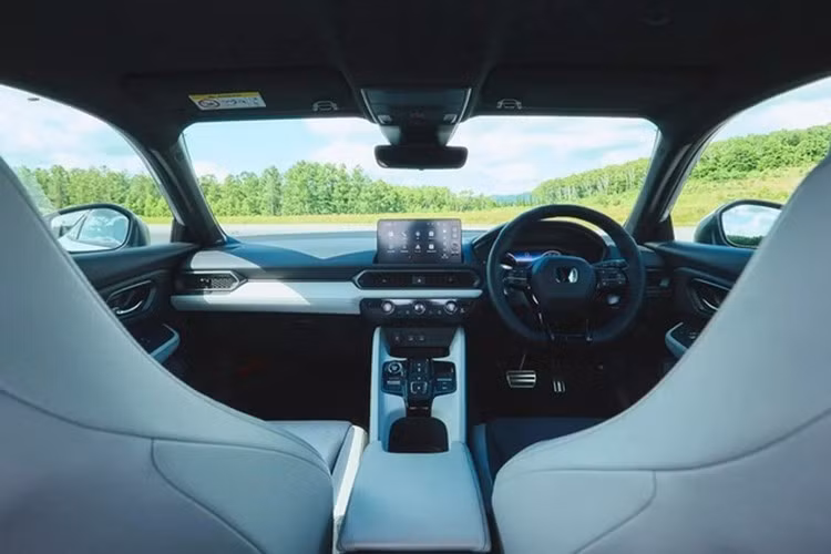 Honda Prelude được định vị như một mẫu coupe hai cửa thể thao và cao cấp hơn Civic. Xe chia sẻ nền tảng với Civic e:HEV nhưng được nâng cấp đáng kể về hiệu suất và thiết kế. Prelude sẽ sử dụng hệ truyền động hybrid e:HEV nâng cấp, kết hợp giữa động cơ xăng 2.0L và hai mô-tơ điện.