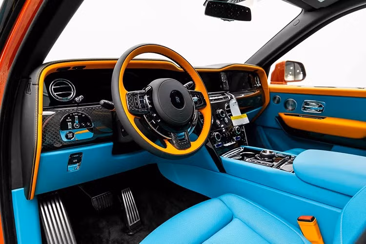 Ngoại thất cam sáng cùng nội thất phối hai tông màu xanh nhạt và cam là cấu hình được cá nhân hóa theo chương trình Bespoke, vốn cho phép khách hàng tự do lựa chọn màu sắc và vật liệu theo sở thích riêng.