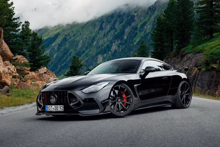 Hãng độ danh tiếng Brabus vừa chính thức giới thiệu Brabus 1000, phiên bản hiệu suất cao dựa trên nền tảng của mẫu Mercedes-AMG GT63S E Performance. Dù tên gọi không quá cầu kỳ, nhưng con số hiệu năng mà chiếc coupe hybrid này mang lại hoàn toàn xứng đáng với sự kỳ vọng.