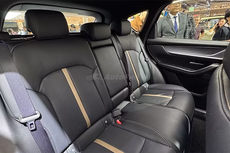 Cung cấp sức mạnh cho CX-60 Sport là động cơ xăng 2.5L hút khí tự nhiên cho công suất 185 mã lực, mô-men xoắn 250 Nm. Động cơ kết hợp cùng hộp số tự động 8 cấp kết hợp với lẫy chuyển số sau vô-lăng.