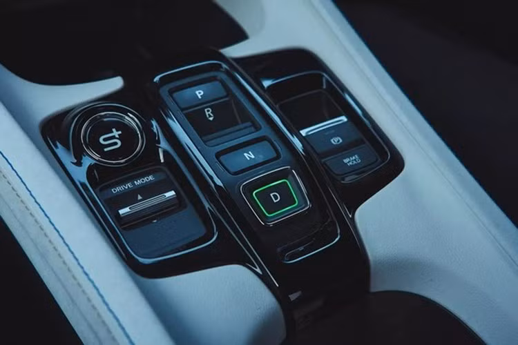 Ngoài ra, xe còn được trang bị nhiều linh kiện từ Civic Type R như hệ thống treo trước dual-axis, phanh Brembo và trục trước mở rộng – tất cả đều được tinh chỉnh riêng cho mẫu coupe này.