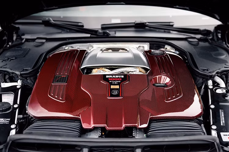 Động cơ V8 4.0L tăng áp kép nguyên bản đã được Brabus nâng cấp toàn diện. Dung tích xi-lanh tăng lên hơn 4,4L (4.407 cc) nhờ mở rộng đường kính xy-lanh và lắp đặt piston rèn mới, kết hợp với trục khuỷu nhôm nguyên khối giúp tăng hành trình lên 100 mm.