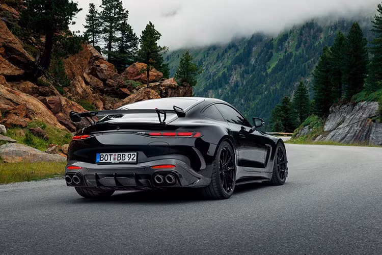 Tuy nhiên, để bảo vệ các thành phần truyền động, mô-men xoắn được giới hạn điện tử ở mức 1.050 Nm. Xe vẫn sử dụng hộp số tự động 9 cấp AMG Speedshift MCT 9G và hệ dẫn động 4 bánh toàn thời gian AMG Performance 4Matic+.