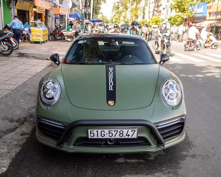 Tại thị trường Việt Nam, có khoảng 5 chiếc xe thể thao Porsche 911 Turbo S thế hệ 991.2 được mang về dải đất hình chữ S và đại gia Đặng Lê Nguyên Vũ đã thu gom toàn bộ. Lúc mới về nước, chiếc xe thể thao Porsche 911 Turbo S 991 có giá bán chính hãng khoảng 13,94 tỷ đồng.