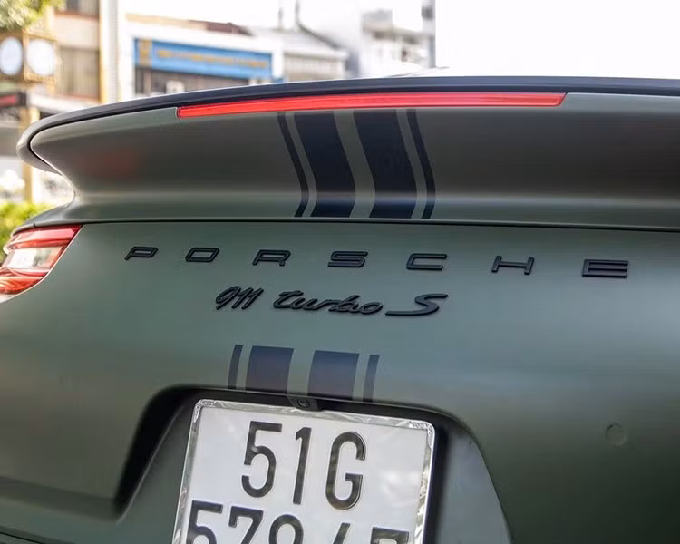 Về ngoạin hình, xe được bổ sung hai dải LED định vị ở cản trước, hệ thống đèn pha full LED. Đặc biệt chiếc của ông Vũ còn được độ thêm phần gia cố ở cản trước, vốn thường xuất hiện trên những mẫu xe off-road chuyên dụng. Nguyên bản xe có màu sơn xám, nhưng hiện được dán decal màu xanh quân đội, đi kèm với nhiều dải decal màu đen nhằm tạo điểm nhấn.