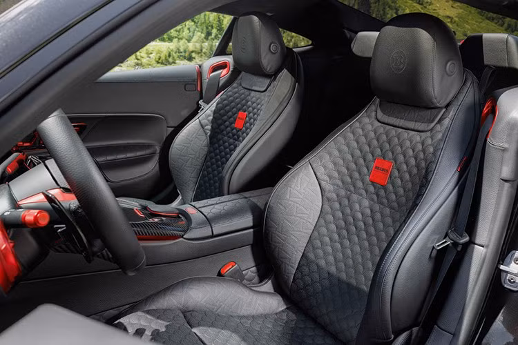 Để đảm bảo độ ổn định ở tốc độ cao, Brabus đã tinh chỉnh khí động học trong hầm gió, tạo ra loạt chi tiết thân xe bằng sợi carbon như cánh gió trước với vây mở rộng, cánh chia gió nhỏ hai bên, chèn lưới tản nhiệt, bộ khuếch tán sau tích hợp bốn ống xả đường kính 76 mm và cánh gió đuôi lớn. Tất cả đều có thể hoàn thiện theo kiểu để trần hoặc sơn phủ tùy chọn.