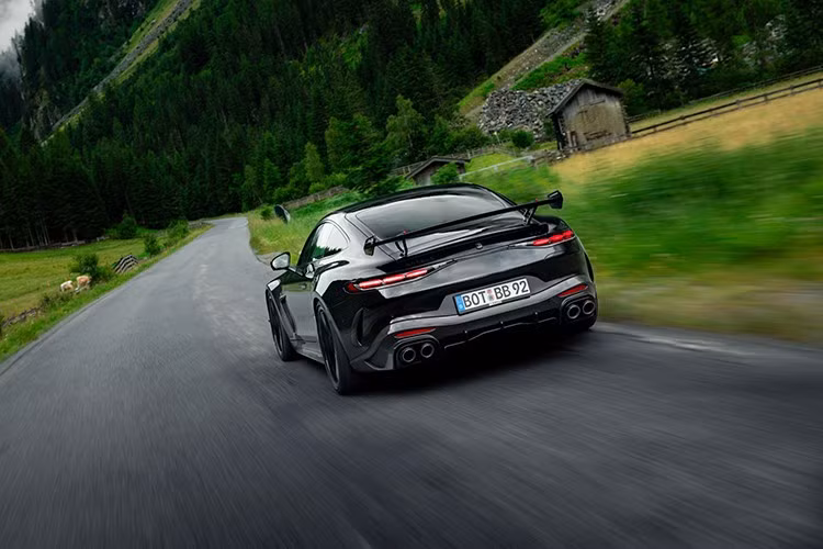 Khoang nội thất được hoàn thiện bằng da đen cao cấp với họa tiết quả trám, kéo dài đến cả thảm sàn và khoang hành lý. Trần xe bọc vật liệu Dinamica.