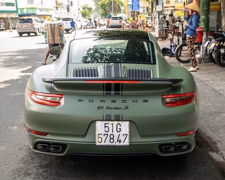 Xe sử dụng động cơ Boxer 6 xy-lanh, tăng áp kép, dung tích 3,8 lít, sản sinh công suất tối đa 552 mã lực và mô-men xoắn cực đại 710 Nm, hộp số tự động 7 cấp ly hợp kép PDK cùng chức năng Launch Control, nhờ đó, Porsche 911 Turbo S chỉ mất khoảng thời gian 2,9 giây để có thể tăng tốc từ vị trí xuất phát lên đến 100 km/h trước khi đạt vận tốc tối đa là 320 km/h.