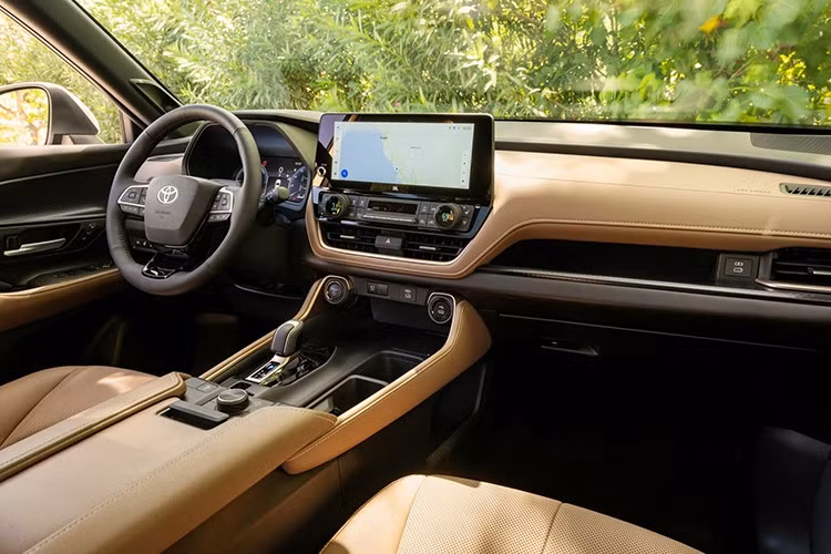 Nội thất với bảng điều khiển nằm trên lớp trang trí hiệu ứng gỗ (tùy chọn), kéo dài vào viền cửa, với khay chức năng được tích hợp liền mạch. Bảng điều khiển nối vào viền cửa để nhấn mạnh chiều rộng của khoang lái, bệ trung tâm có tay vịn độc lập cho tài xế và hành khách. Đường chỉ may thể hiện sự tinh tế và hiện đại.