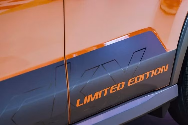 Các tính năng an toàn cơ bản của Daihatsu Rocky Limited Edition tại Indonesia như 2 túi khí, chức năng chống bó cứng phanh ABS, hệ thống phân phối lực phanh điện tử EBD, hệ thống cân bằng điện tử VSC...