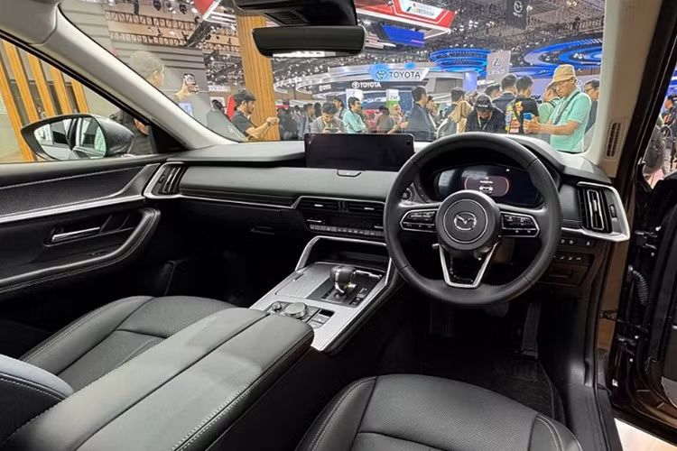 Bên trong khoang cabin, Mazda CX-60 Sport sở hữu các trang bị cao cấp như: bảng đồng hồ kỹ thuật số 12,3 inch, màn hình trung tâm 12,3 inch hỗ trợ kết nối Apple CarPlay/Android Auto không dây, hệ thống âm thanh 12 loa Bose, màn hình HUD, điều hòa hai vùng độc lập và sạc điện thoại không dây chuẩn Qi.