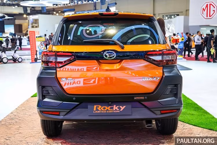 Giá bán của Rocky Limited Edition được niêm yết ở mức 248.750.000 Rupiah Indonesia (khoảng 15.100 USD - hơn 460 triệu đồng), chỉ nhỉnh hơn bản tiêu chuẩn khoảng 260 USD. Đây là con số khá khiêm tốn so với tính chất giới hạn – chỉ 10 xe – khiến chiếc SUV này hiếm ngang siêu xe triệu đô như Bugatti Centodieci.