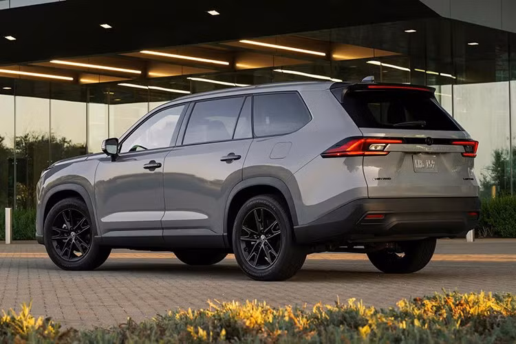 Phần đuôi ấn tượng với đèn hậu kéo dài sang hai bên, cản sau tạo cảm giác bề ngang. Phiên bản Hybrid MAX có thêm ống xả kép và điểm nhấn cản sơn bạc độc đáo. Cửa sau có góc mở lớn để dễ dàng ra vào hàng ghế thứ 3. Bộ mâm kích thước 20 inch hai tông màu (tuỳ phiên bản).