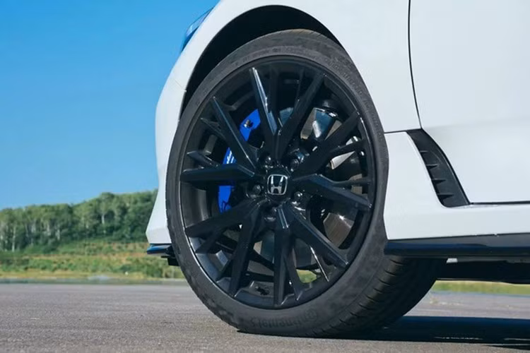 Trong khi Honda Prelude 2025 phiên bản giới hạn “Honda ON Limited Edition” với một số trang bị đặc biệt lắp tại đại lý sẽ có giá 6.540.000 yên (khoảng 43.400 USD - khoảng hơn 1,3 tỷ đồng).