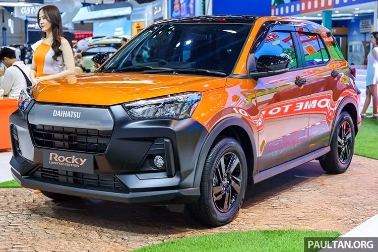 Phiên bản thương mại được sơn màu Energetic Orange nổi bật, kết hợp các chi tiết đen ở mui xe, vòm bánh và gương chiếu hậu. Dù không có lốp địa hình và giá nóc như bản concept, người dùng vẫn có thể nâng cấp dễ dàng.