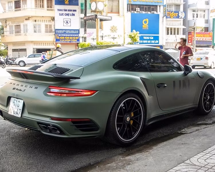 Mới đây, chiếc xe Porsche 911 Turbo S này được "Qua" Vũ cầm lái trên đường, và cho thấy đồng hồ công tơ mét chỉ mới 8.089 miles, tương đương 13.018 km, nhiều người cho rằng odo này khá nhiều so với phong cách trưng xe chủ nhân.
